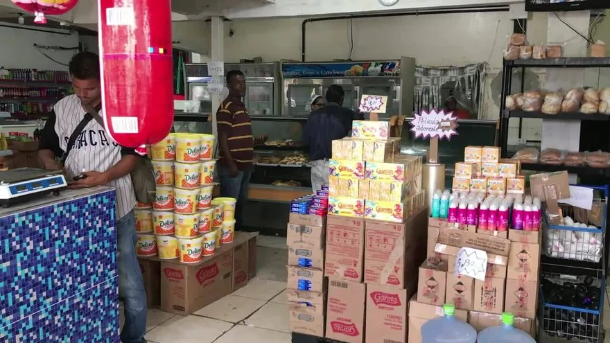 Venezolanos se abastecen en Brasil tras la reapertura de la frontera