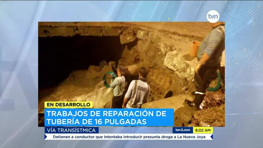 Continúan trabajos de reparación de tubería rota en vía Transístmica