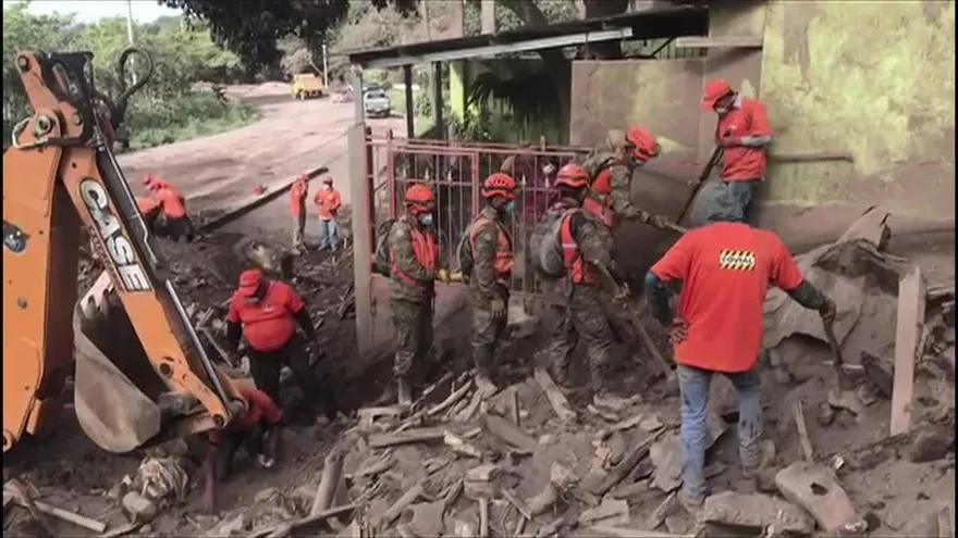 Casi un centenar de muertos por erupción de volcán en Guatemala