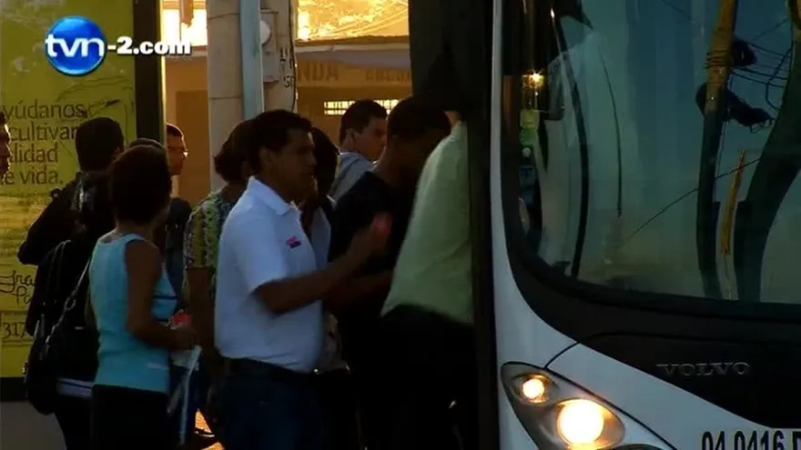 Usuarios del transporte siguen esperando las paradas