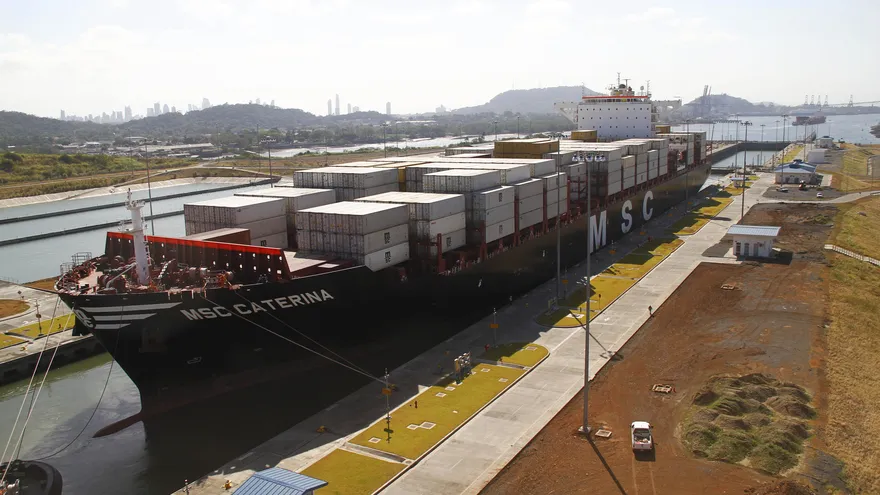 Los ministros de Comercio e Industria de Panamá, Augusto Arosemena, y de Comercio de Colombia, María Lorena Gutiérrez, sostuvieron hoy una reunión "positiva" para "avanzar hacia una solución consensuada al conflicto" por los aranceles colombianos aplicados a las reexportaciones de la panameña Zona Libre de Colón (ZLC).