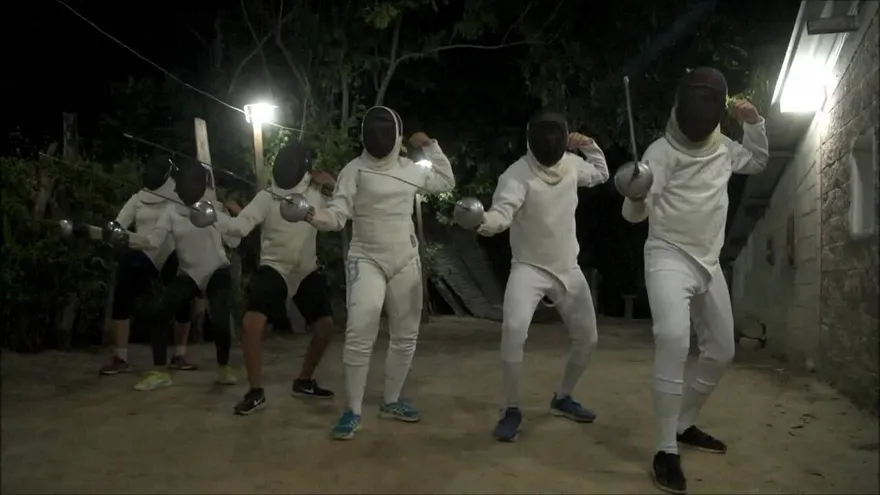 Maestro de esgrima ayuda a jóvenes ante violencia de El Salvador