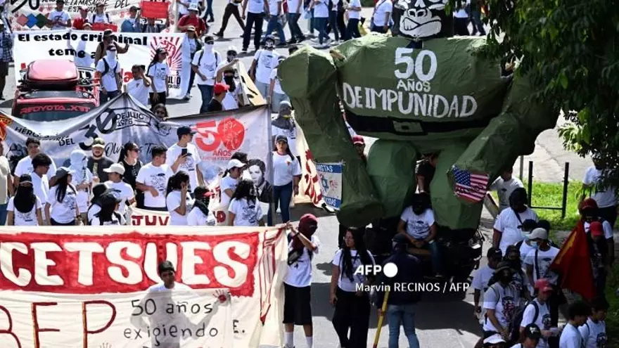 Marcha en El Salvador por masacre de estudiantes