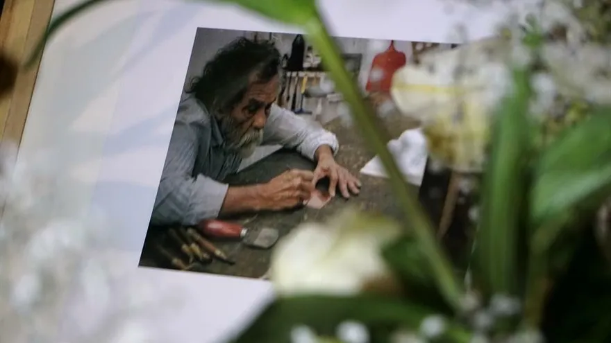 Familiares y amigos del pintor mexicano Francisco Toledo, se reúnen en la madrugada de este viernes, en las afueras del Instituto de Artes Graficas, en la ciudad de Oaxaca, (México).