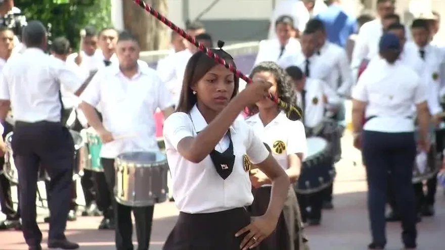 Panameños rinden honor a la patria desde la ruta uno del desfile