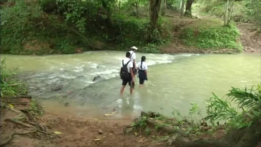 Arriesgan sus vidas por falta de un puente al norte de Penonomé
