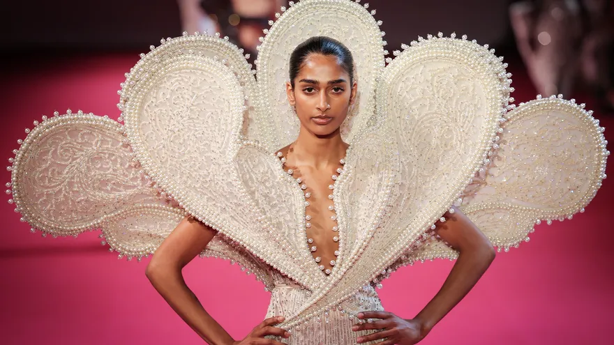 Una modelo presenta una creación de Manish Malhotra para la colección femenina de Alta Costura Otoño/Invierno 2026-2027, en el marco de la Semana de la Moda de París, en París, el 8 de julio de 2026.