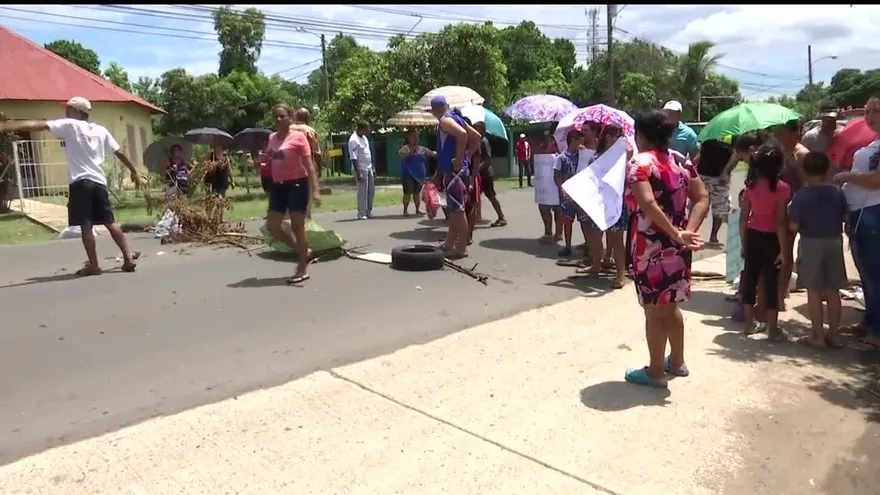 Residentes de El Trébol cierran calle en exigencia de agua potable