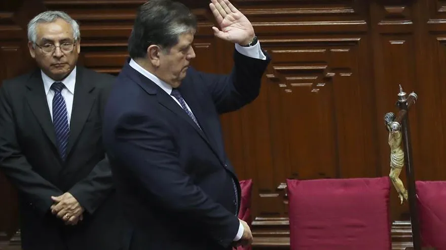 El expresidente peruano Alan García (c) jura en el hemiciclo del Congreso en Lima (Perú), antes de ser interrogado por la comisión que investiga el caso Lava Jato en Perú.