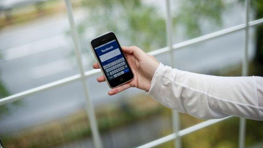 Facebook sigue siendo muy popular en EEUU pese a controversias, según encuesta