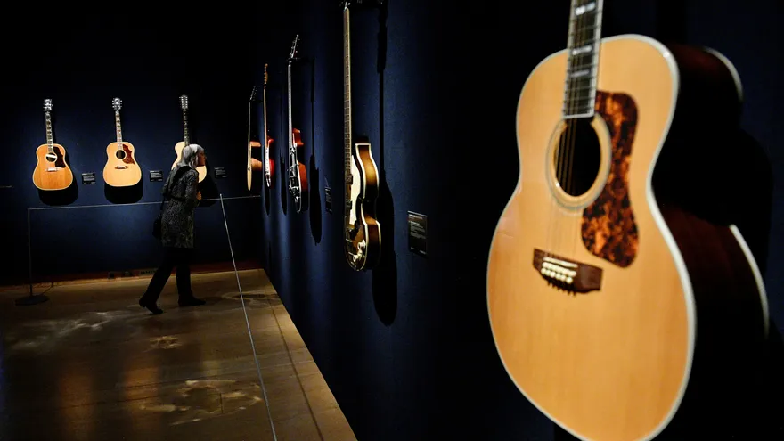 Guitarras expuestas durante la presentación a la prensa de la subasta "Colección de guitarras personales de David Gilmour".