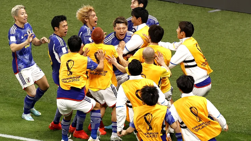 Japoneses celebran en Tokio el triunfo de su selección ante Alemania