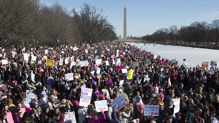 Miles de personas fueron registradas este sábado, durante la "Marcha de las Mujeres, en el monumento a Lincoln, en Washington DC (EEUU).