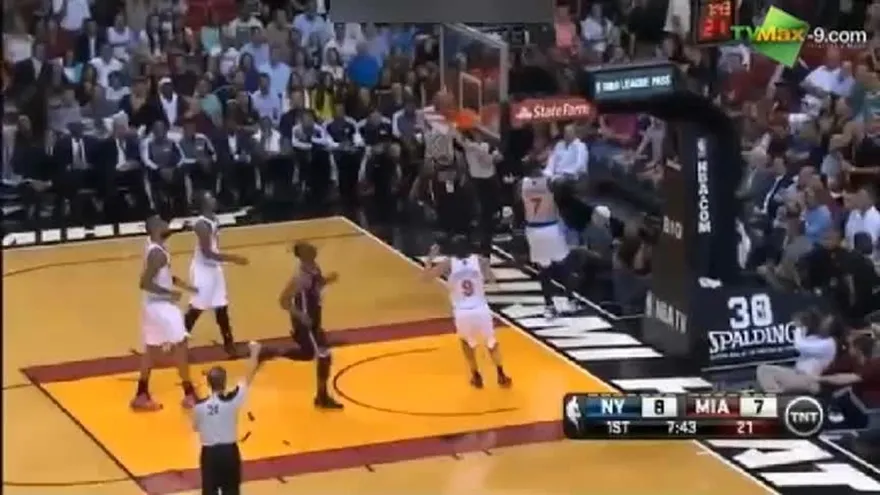 Lebron "enmascarado" ayuda a Heat