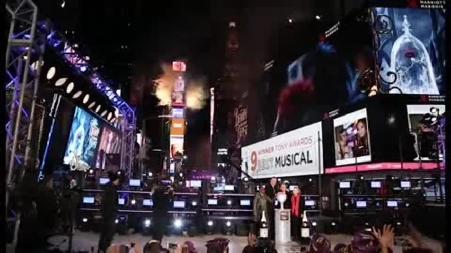Nueva York recibe el 2017 con la icónica bola de cristal de Times Square