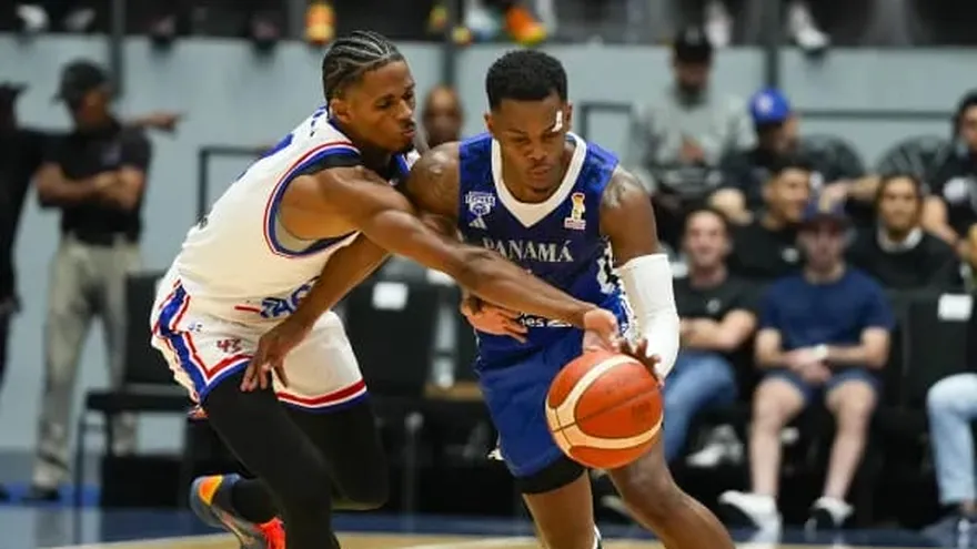 Iverson Molinar con la selección de Panamá de baloncesto