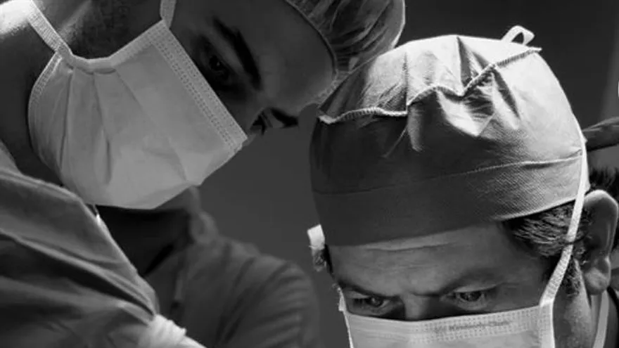 Fotografía cedida por el Instituto Nacional de Cancerología (Incan), donde se observa al médico Enrique Bargalló (d), jefe del departamento de tumores mamarios del Instituto Nacional de Cancerología, en una cirugía en Ciudad de México (México)