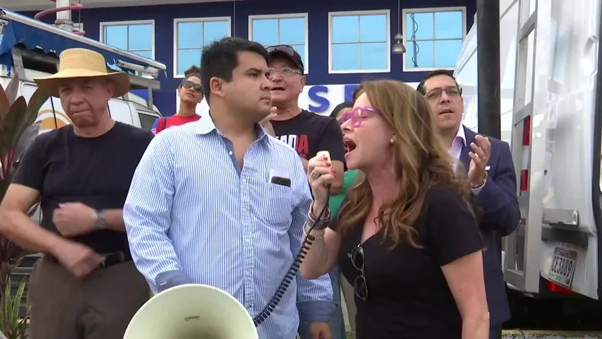 Realizan protestan en frente de la Asep por aumento de la energía