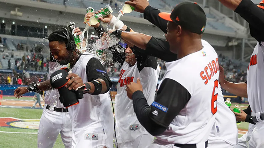 Jurickson Profar recibe el baño de los ganadores de sus compañeros de Holanda