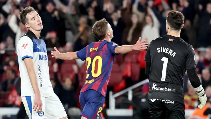 Dani Olmo celebra anotación en triunfo del Barcelona sobre Alavés