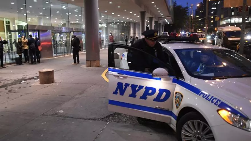 Hombre ataca con hacha a policías en Nueva York