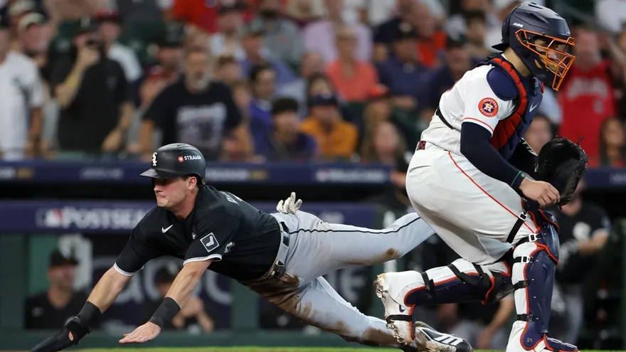 Sam Antonacci se desliza sobre el home plate durante el partido entre los Medias Blancas y los Astros