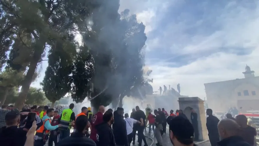 Policías israelíes y manifestantes palestinos volvieron a enfrentarse el viernes
