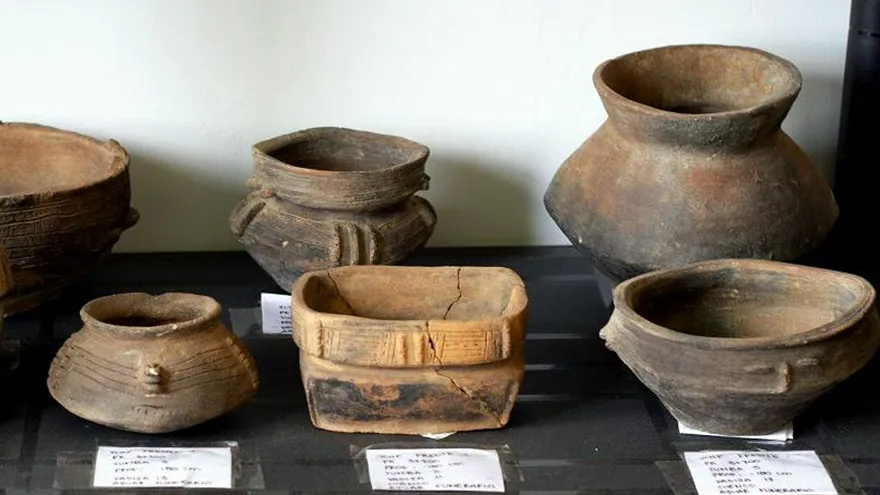 Arqueólogos que acompañan la construcción de un poliducto en la región del Eje Cafetero hallaron un tesoro arqueológico que incluye 68 piezas cerámicas completas, 1.209 objetos de piedra y una nariguera de oro.