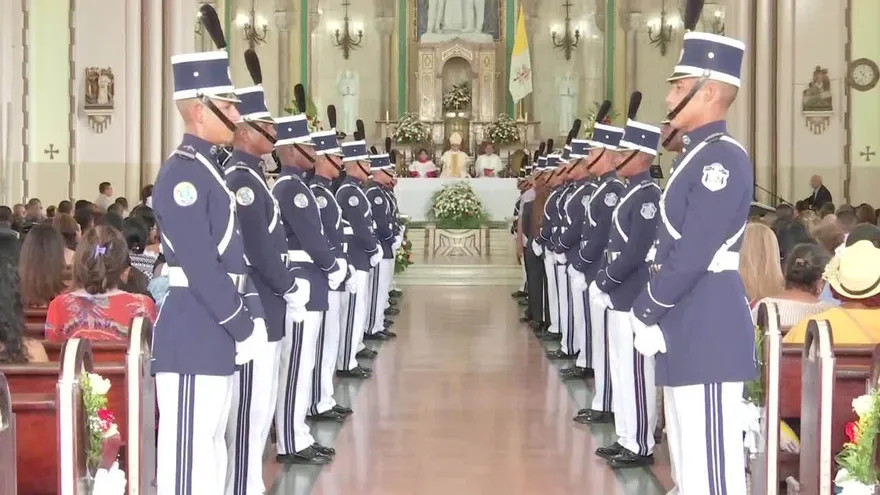 Unidades de la Policía dicen “sí” frente al altar