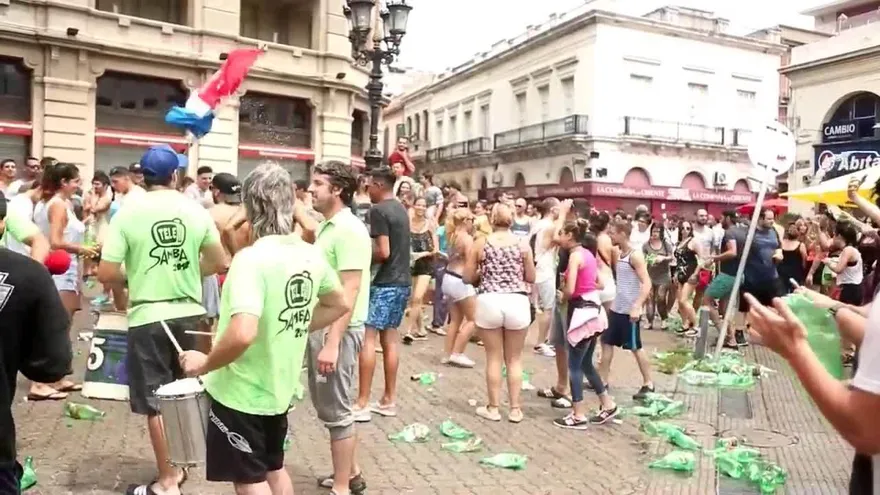 Montevideo despide el 2017 con música, baile y la tradicional batalla de sidra