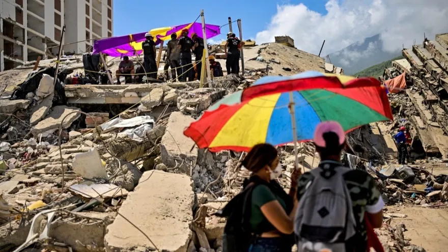 Emergency psychologists offer solace to Venezuelan earthquake victims