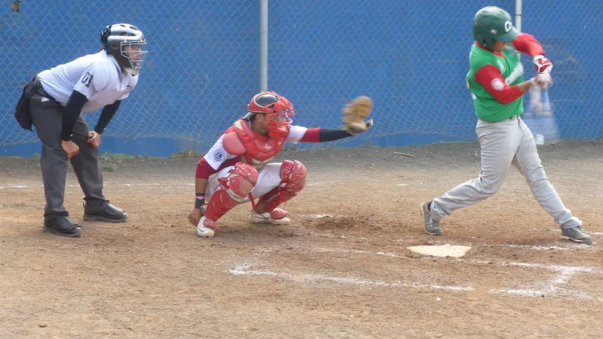 Acción del XXXVII Campeonato Nacional de Béisbol Intermedio