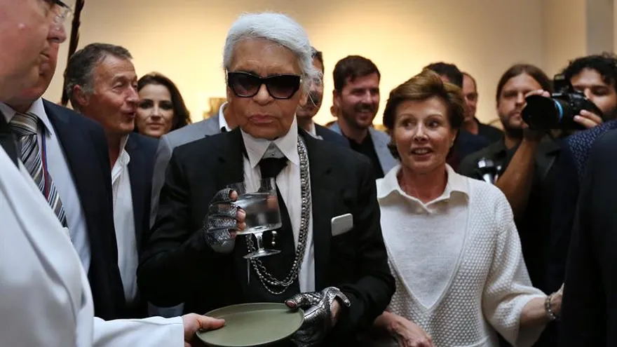 El director creativo de Chanel, Karl Lagerfeld (c), recorre la muestra fotográfica "Obra en proceso-Work in pregress", compuesta por más de 200 fotografías de su autoría en La Habana (Cuba).