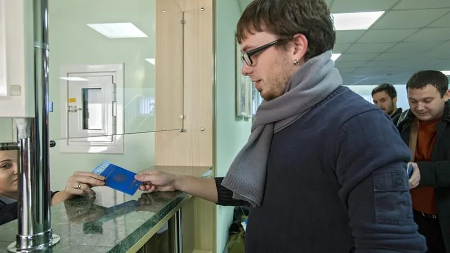 La decisión tomará efecto "inmediatamente" y afectará a los visitantes sujetos al Programa de Exención de Visas (VWP, por su sigla en inglés), que permite a los ciudadanos de 38 países, incluidos España y Chile, viajar a EE.UU. sin necesidad de visado por un periodo no superior a 90 días.