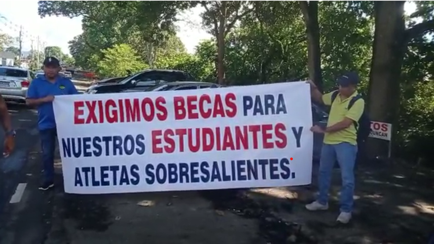 Comunidad educativa de 12 escuelas salen a protestar