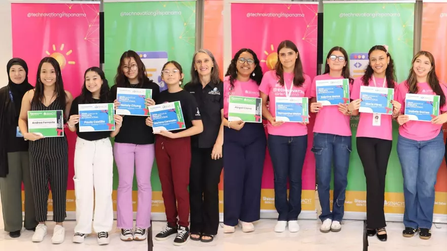 Los equipos Teen4STEAM y The Worker Bees que clasificaron a la Cumbre Mundial del Technovation Girls 2025.