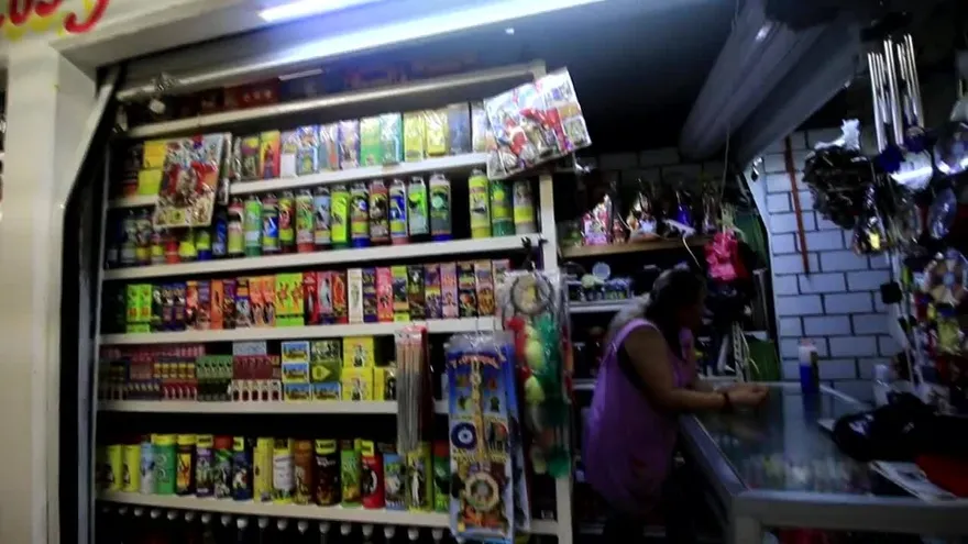 Veladoras, lociones y bálsamos contra el coronavirus en México.