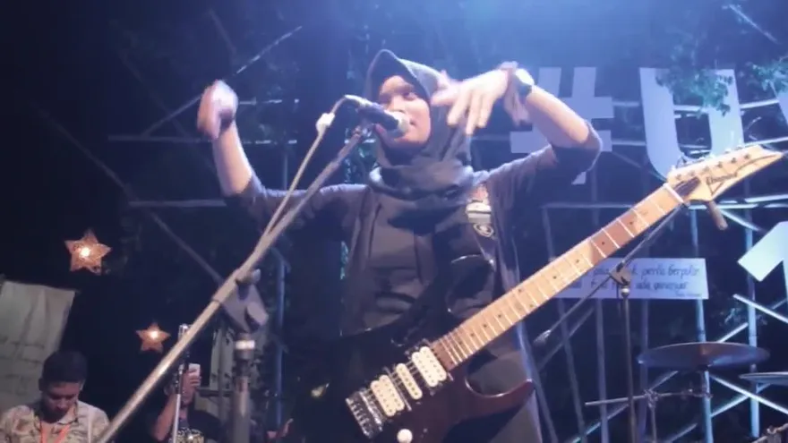 Adolescentes musulmanas rompen estereotipos con una banda de heavy metal en Indonesia