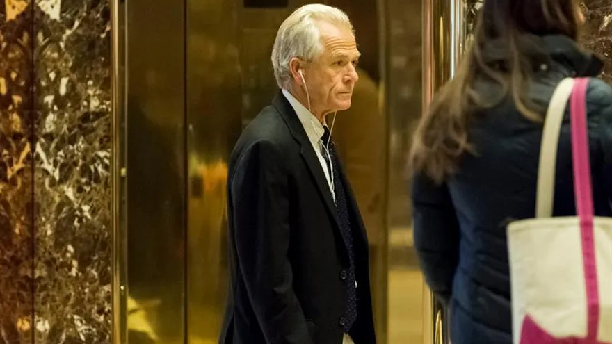 El economista Peter Navarro, jefe del recién creado Consejo Nacional de Comercio de la Casa Blanca, a su llegada a la Torre Trump en Nueva York, Estados Unidos.