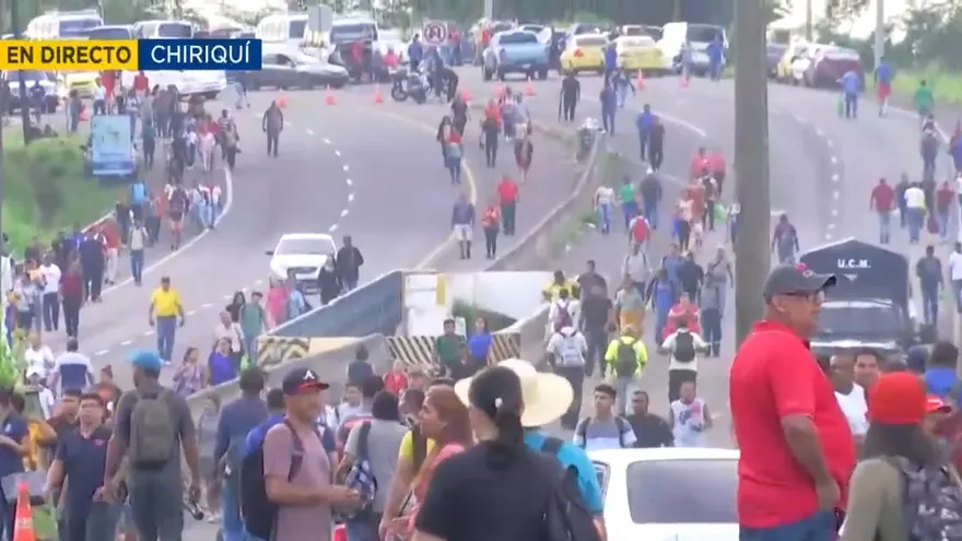 Vía cerrada en el puente sobre el río David