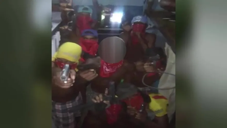 Polémica por video de detenidos en la cárcel portando armas