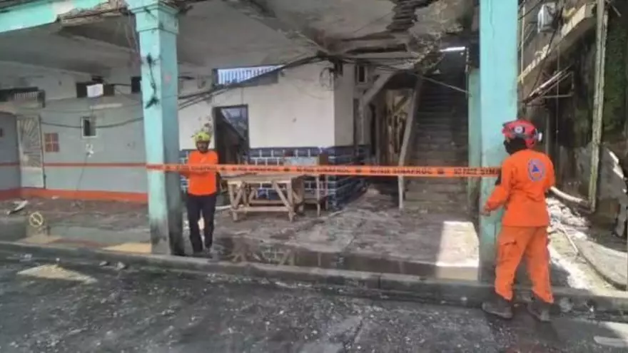 Sinaproc coloca cinta de protección en uno de los caserones incendiado.
