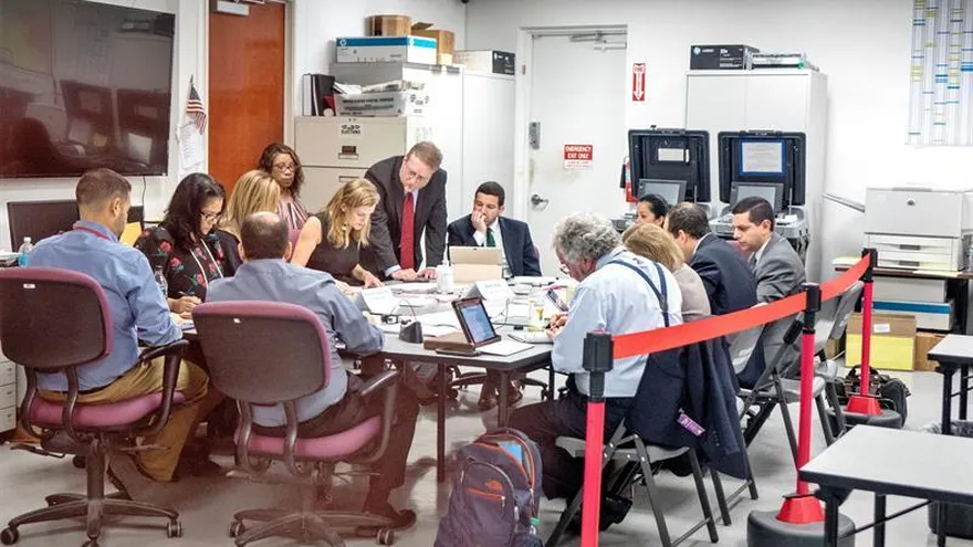 Miembros de la junta de escrutinio del condado de Miami Dade fueron registrados este jueves al trabajar en el recuento de la votación de las elecciones legislativas, en Miami (Florida, EE.UU.).