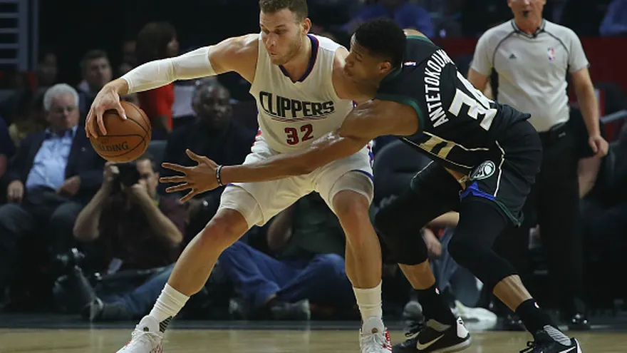 Giannis Antetokounmpo (34), de los Bucks, cubre a Blake Griffin (32), de los Clippers