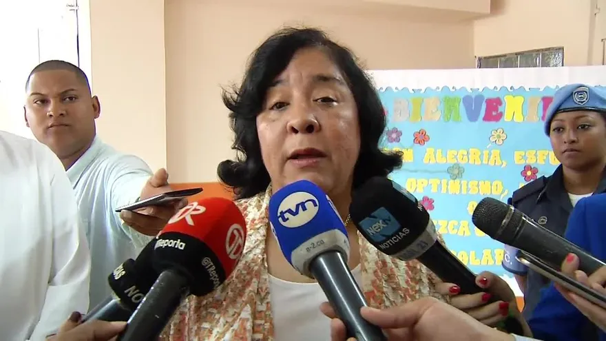 Ministra de Educación acepta que hay escuelas en mal estado