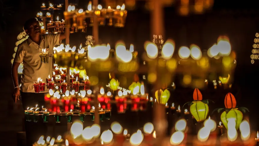 Cientos de millones de hindúes celebran hoy en todo el mundo Diwali, la noche más entrañable del año para el hinduismo