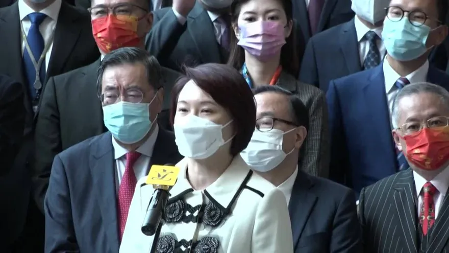 Jura nuevo legislativo oficialista en Hong Kong