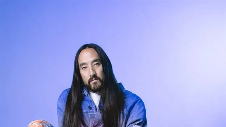 Fotografía promocional cedida por el artista estadounidense Steve Aoki en la que aparece mientras posa.