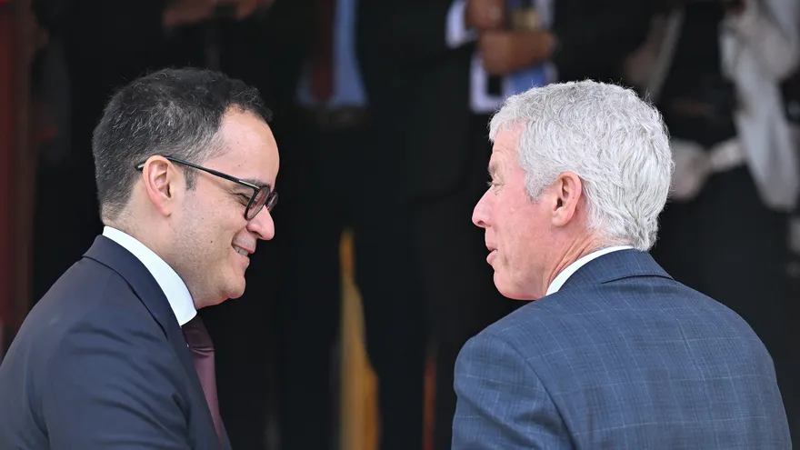 El secretario de Energía de Estados Unidos, Chris Wright (der.), saluda al vicepresidente sectorial de Economía y Finanzas de Venezuela, Calixto Ortega (izq.), a su llegada a una reunión en el Palacio Presidencial de Miraflores