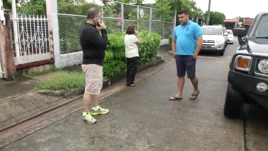 Roban auto a una señora en su propia casa